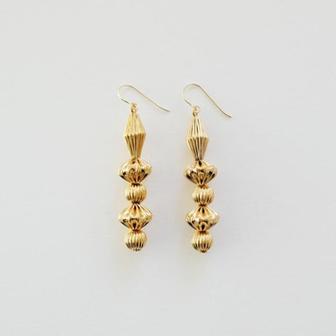 Vive [비베] Long Pleats Ball Earring (S1879076)