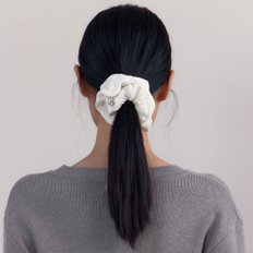 Wrinkle Velvet Scrunchie (White)