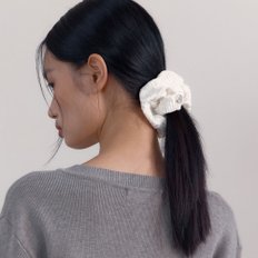 Wrinkle Velvet Scrunchie (White)