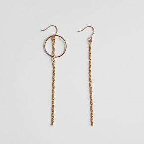 [비베] Twist Long Simple Earring (S1873101)