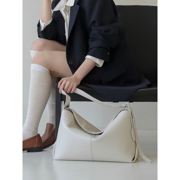 [리퍼브] Louve Buckle Hobo Bag Large_Ivory