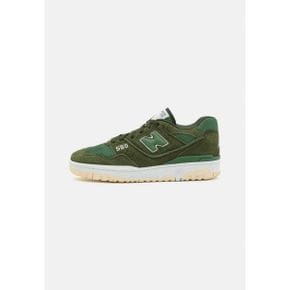 3706473 New Balance 550 UNI - Training shoe dark green