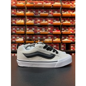 [파주점] (남여공용) 뉴 스쿨 (Knu Skool)(Suede White/Black)(VN0009QCYB2)