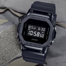 [지샥 정품] G-SHOCK 오리진 스퀘어 GM-5600UB-1DR 메탈 베젤 올블랙 방수 전자 군인시계