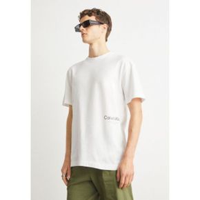 5073299 Calvin Klein OFF PLACEMENT LOGO - Print T-shirt bright white