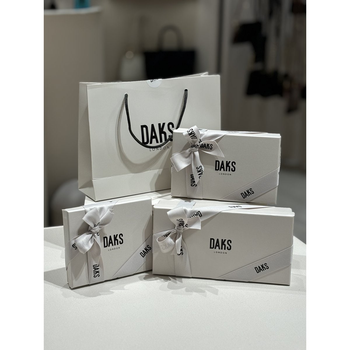 닥스 DCWA4E279BKCARLISLE블랙 칼라일 엠보 가죽 골드DD 체인 월릿백