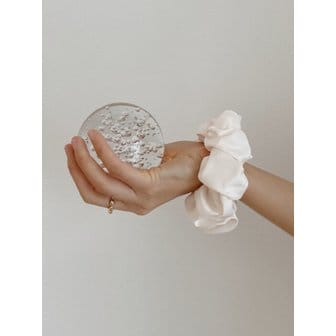 오에이알 Glossy Satin Scrunchies [Ivory]