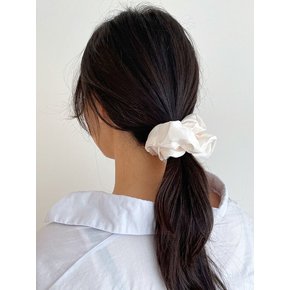 Glossy Satin Scrunchies [Ivory]