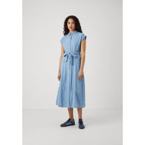 4500054 Gap Tall TIE WAIST MIDI SHIRTDRESS KINGSLEY - Denim dress light indigo