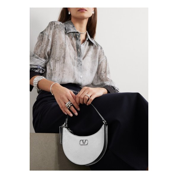 브이로고 미니 메탈릭 텍스처 가죽 숄더 백 실버 1647597322459154