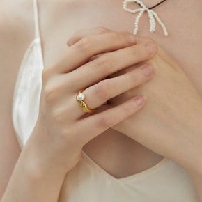 Calm pearl bold ring