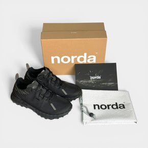 노다 001 G+ 블랙 남자 러닝화 (NORDA 001G-M-STEALTH BLACK)