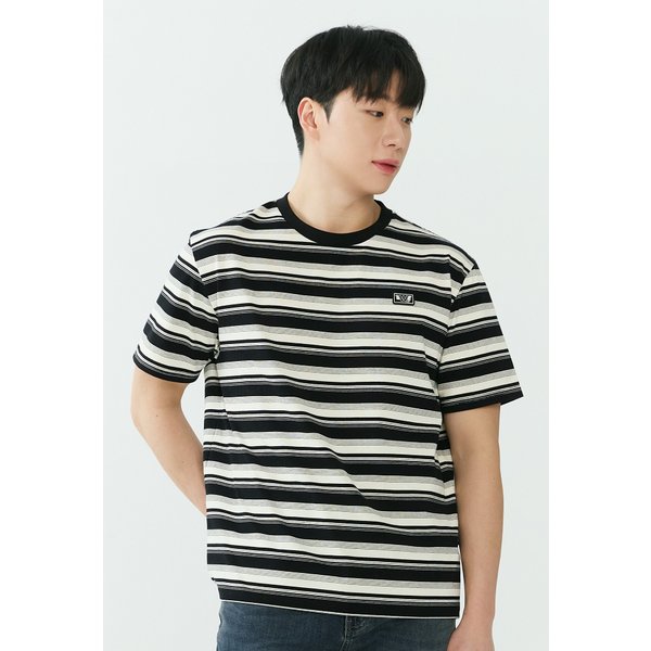 [26SS] 남성) 스트라이프 스몰 와펜 세미오버핏 반팔 티셔츠 AQ2WTS402-BK