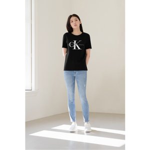 Calvin Klein Jeans 여성 스트레이트핏 모노그램 자수 로고 반팔 티셔츠(J218885R)