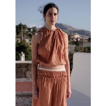 샵아모멘토 베이스레인지 24PF BASERANGE DIPH TOP (CRINKLE LINEN) IN BRICK