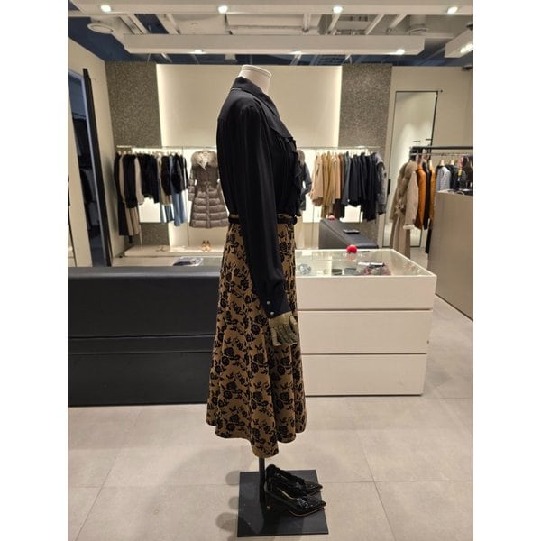 [파주점] 세트 아코디언 프릴 블라우스 + 로즈 패턴 스커트 JPBA0BL123,JRAA0SK983