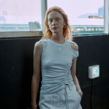 뮤제 BERLIN Cutout String Point Sleeveless Top_Gray