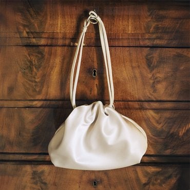 킨더살몬 Bettisia String Bag Milk-tea
