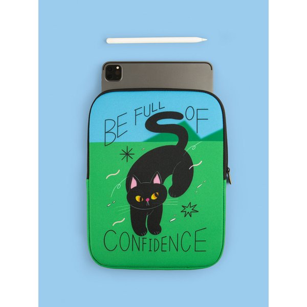 A Black cat on the grass (아이패드/13/15인치)