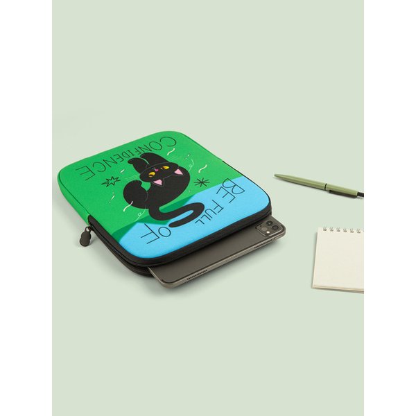 A Black cat on the grass (아이패드/13/15인치)