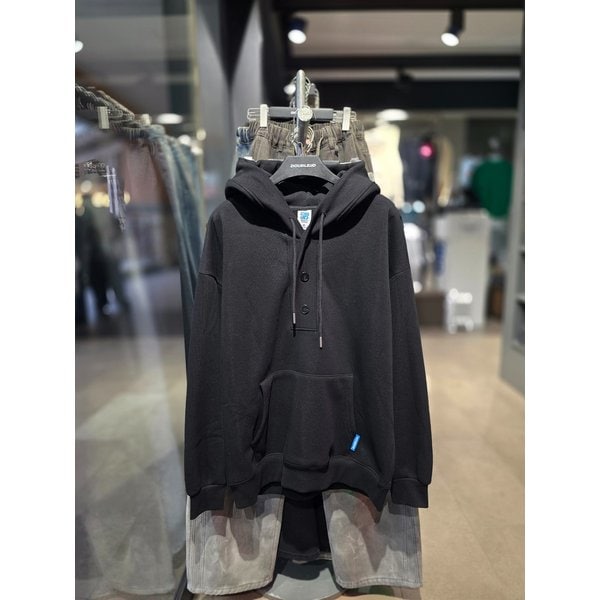 [시흥점] 기모 패치로고 버튼넥 세미오버핏 후드(블랙)남여공용/JGZZ30B20BK