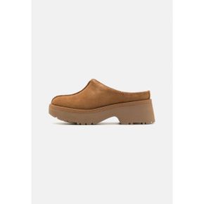 5277513 UGG NEW HEIGHTS - Heeled mules chestnut