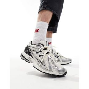 4884237 New Balance 1906 sneakers in white with black and silver details