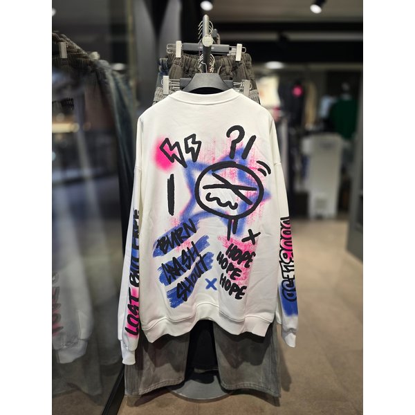 [시흥점] 기모 스프레이 그래피티 오버핏 맨투맨(남여공용)/JGZZ22B26WH