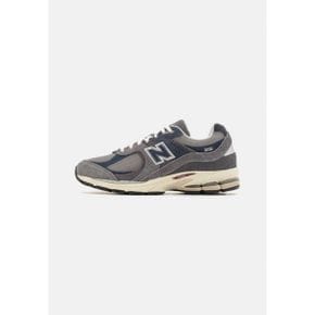 4196645 New Balance 2002 Trainers - navy/castlerock