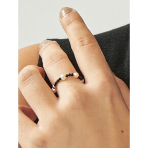 Fresh-water-pearl & Onyx Bonbon Stretch Silver Ring Ir206