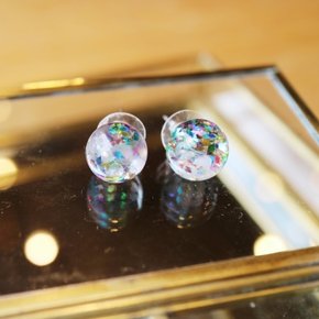 흔들면 흩날리는 팝컬러 스노우볼 이어링(luvin Snowball Earrings)