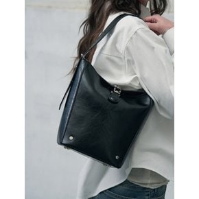 볼티드 카우 레더 마그네틱 버킷백 [BLACK]