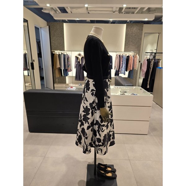 [파주점] 브이넥 니트 배색 플라워 플레어 원피스 JS3B0OP501