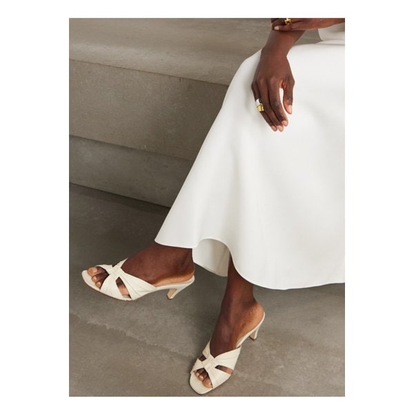 노티드 가죽 뮬 화이트 1647597335470022