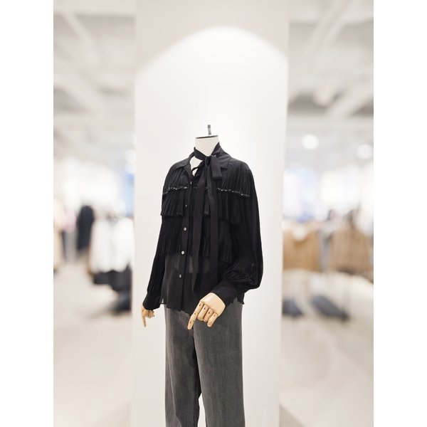 [파주점] [더아이잗컬렉션]블랙 주름 캡 디테일 시폰 블라우스 CR4A0BL141