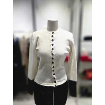 에고이스트 [여주점] 배색 포인트 단추 니트 가디건 ER4BX018