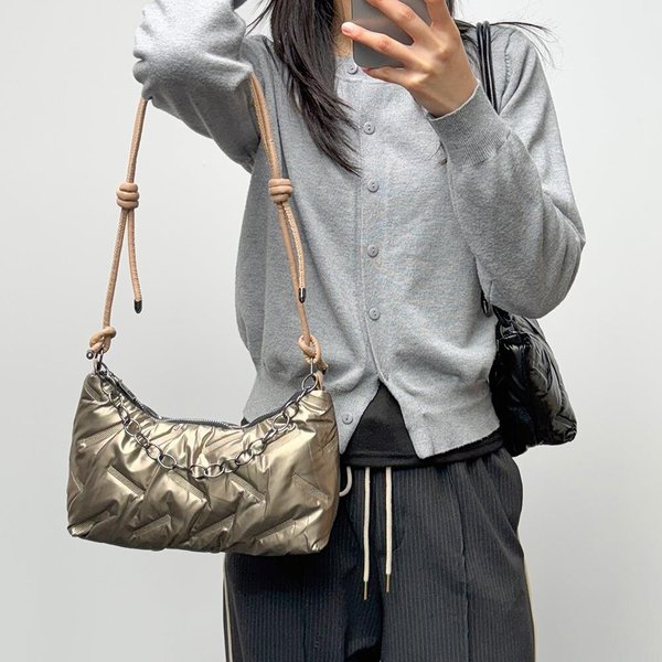 [옷자락] 여성 체인장식 이중끈 퀄팅 패딩 크로스 숄더백