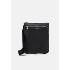 Calvin Klein 4422159 Calvin Klein ELEVATED FLATPACK UNI - Across body bag industrial mono black