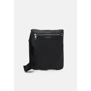 4422159 Calvin Klein ELEVATED FLATPACK UNI - Across body bag industrial mono black