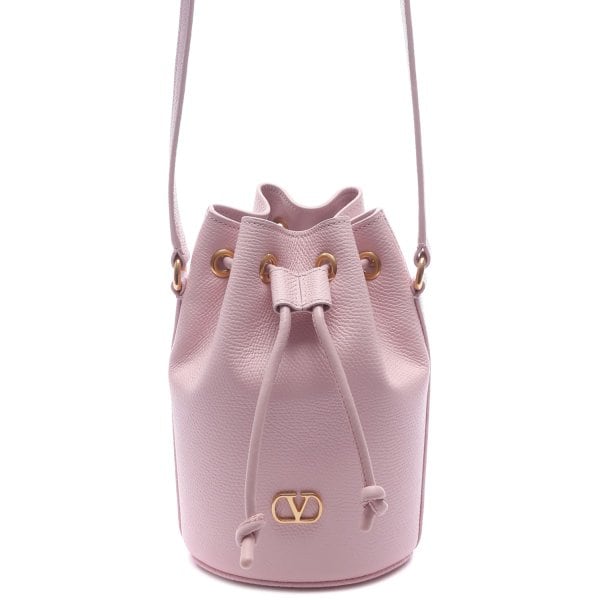 [부산점] 25FW 여성 브이로고 시그니처 버킷 숄더백 (7W2P0AJ2 SNP 16Q 25F)