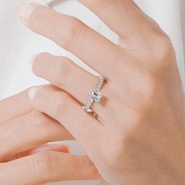 로이드 18K 1캐럿 다이아몬드 에메랄드컷 파베 반지 LRD24004D