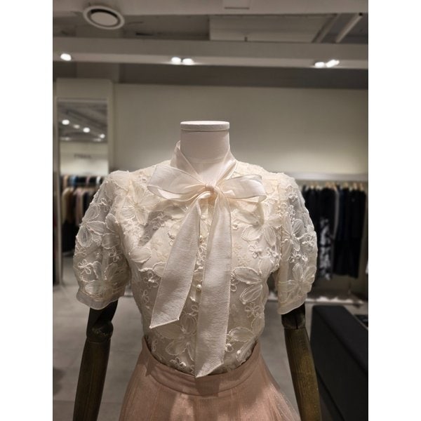 [파주점] 플라워 레이스 리본 타이 블라우스 JS3B0BL413