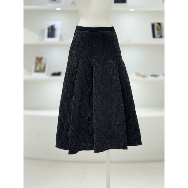 [여주점] 여성 지오메트릭 퀼팅 플레어 롱스커트 (L254PSD044)