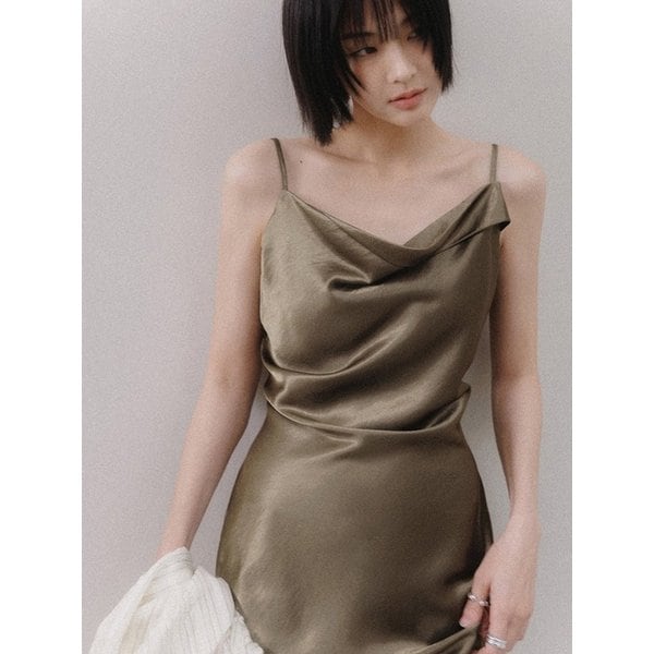 슬릭 드레이프 새틴 원피스