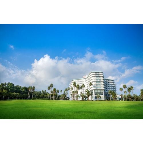 https://media.eoding.com/media/travelagent/663/imagecontent/서귀포외관_정원6.jpg