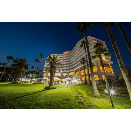 https://media.eoding.com/media/travelagent/663/imagecontent/서귀포칼호텔_외관_야간.jpg