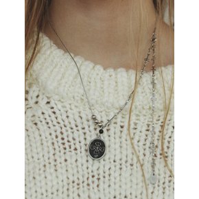 harmless frame necklace-black