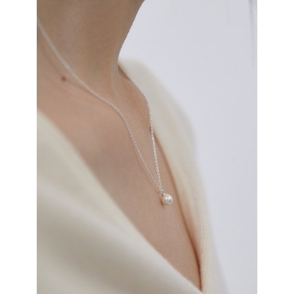 Minimal pearl necklace