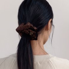 Wrinkle Velvet Scrunchie (Deep Brown)