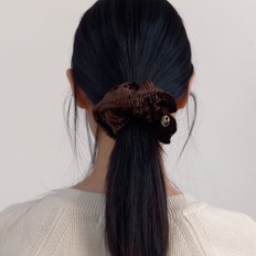 Wrinkle Velvet Scrunchie (Deep Brown)